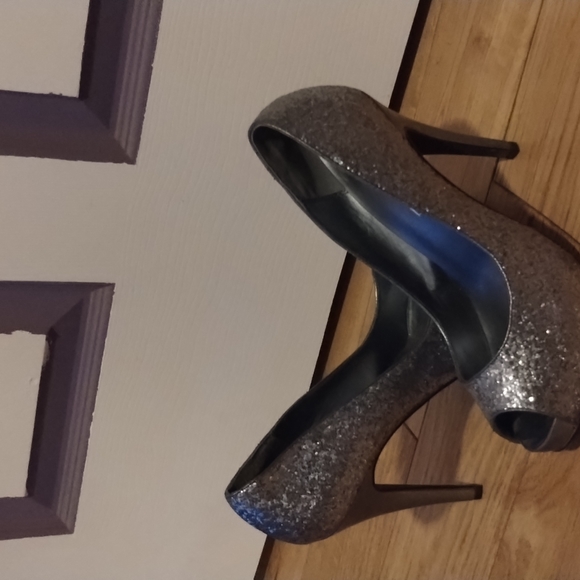 8 1/2 Metallic Silver and Glitter Heel - Picture 3 of 4